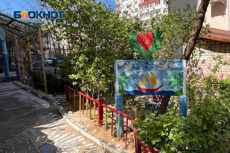 «Когда мы переехали сюда в 2015 году, здесь был настоящий бедлам, – рассказывает Татьяна Петровна Капитонова, хозяйка этого удивительного места. – Водители маршруток собирались, кричали, ругались. Невозможно было жить!».Жители многоквартирного дома №152 по улице Мира теперь знают, что сказка может поселиться прямо у них под окнами. То, что еще несколько лет назад было неприглядной стоянкой маршруток, сегодня превратилось в цветущий сад, созданный руками волжанки и ее супруга.📷
