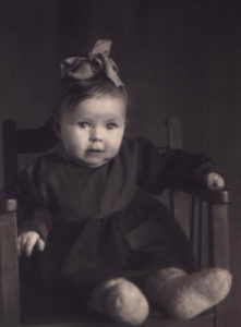    Ольга Кормухина родилась 1 июня 1960 года в Горьком (Нижний Новгород). Её мать на тот момент была студенткой историко-филологического факультета, позже создала Музей архитектуры и быта народов Поволжья, а отец работал инженером в НИИ приборостроения и в свободное время любил петь / olgakormuhinaofficial.ru