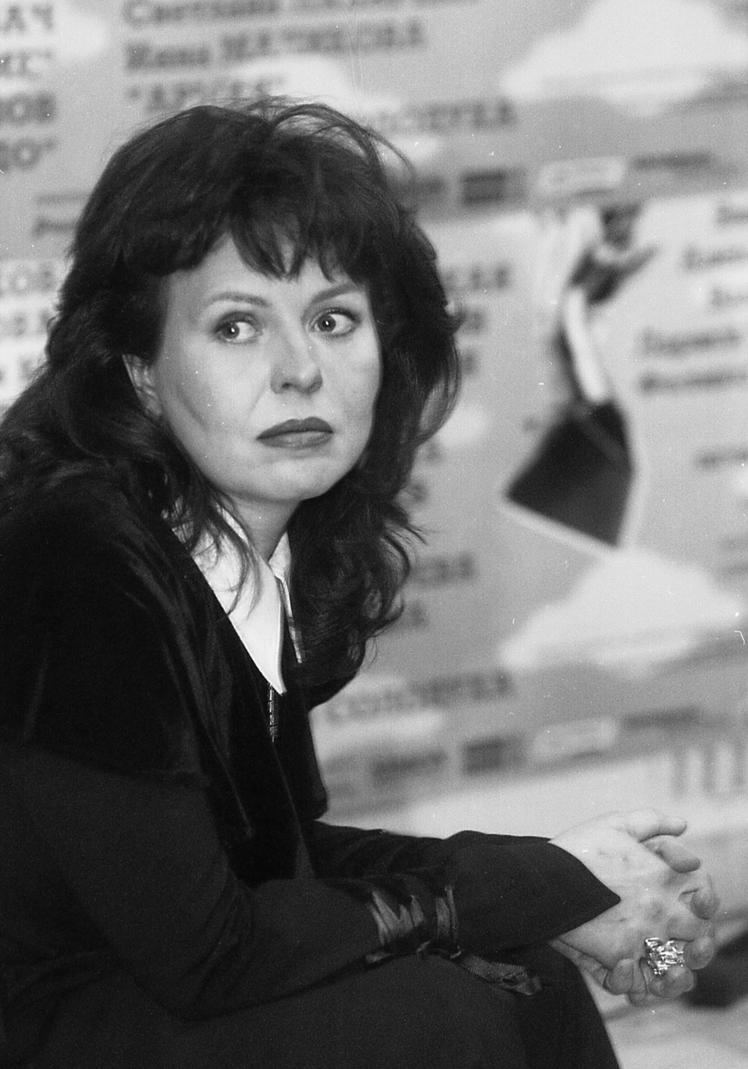    Ольга Кормухина прилежно училась в школе, однако отличалась бунтарским характером. Параллельно она занималась игрой на фортепиано в музыкальной школе, а после её окончания в 1973 году — рисунком и живописью в изостудии / Legion-Media