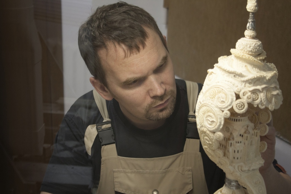    Олег Лохов занимается резьбой по кости более 30 лет. Фото: сообщество ВК «Lokhov. Резьба по кости. Олег Лохов»