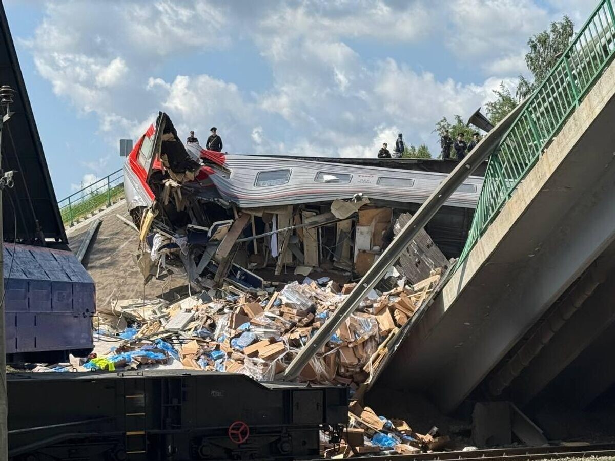   Ликвидация последствий обрушения моста на поезд в Брянской области© РИА Новости