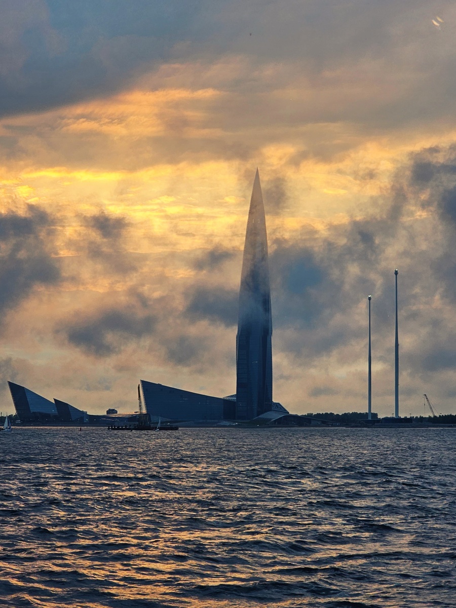 Наш теплоход частично прошел по тому же маршруту, но закат в этот раз был суровым