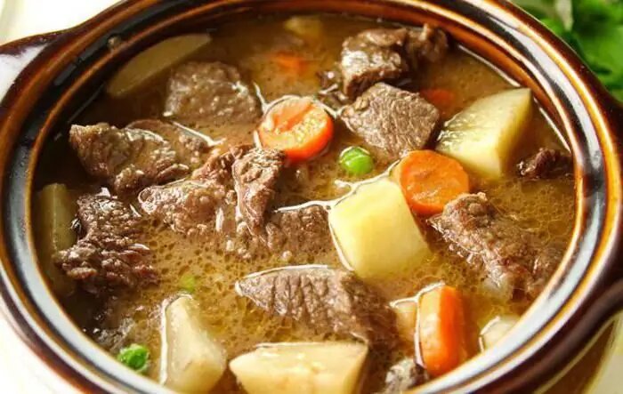 Картофель со свининой и маринованными огурцами