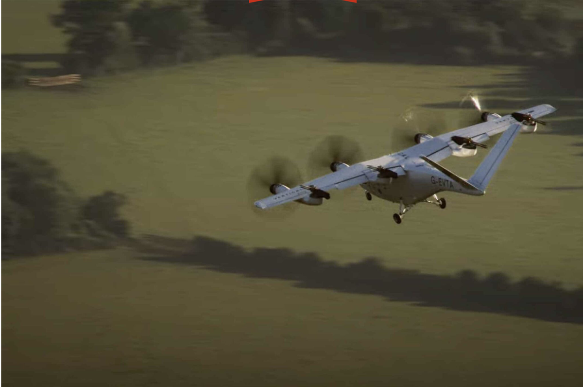Vertical VX4 eVTOL покидает круг Кембл впервые. Источник: https://flyer.co.uk/feature/uks-vertical-vx4-evtol-flies-outside-kemble-circuit-for-first-time/