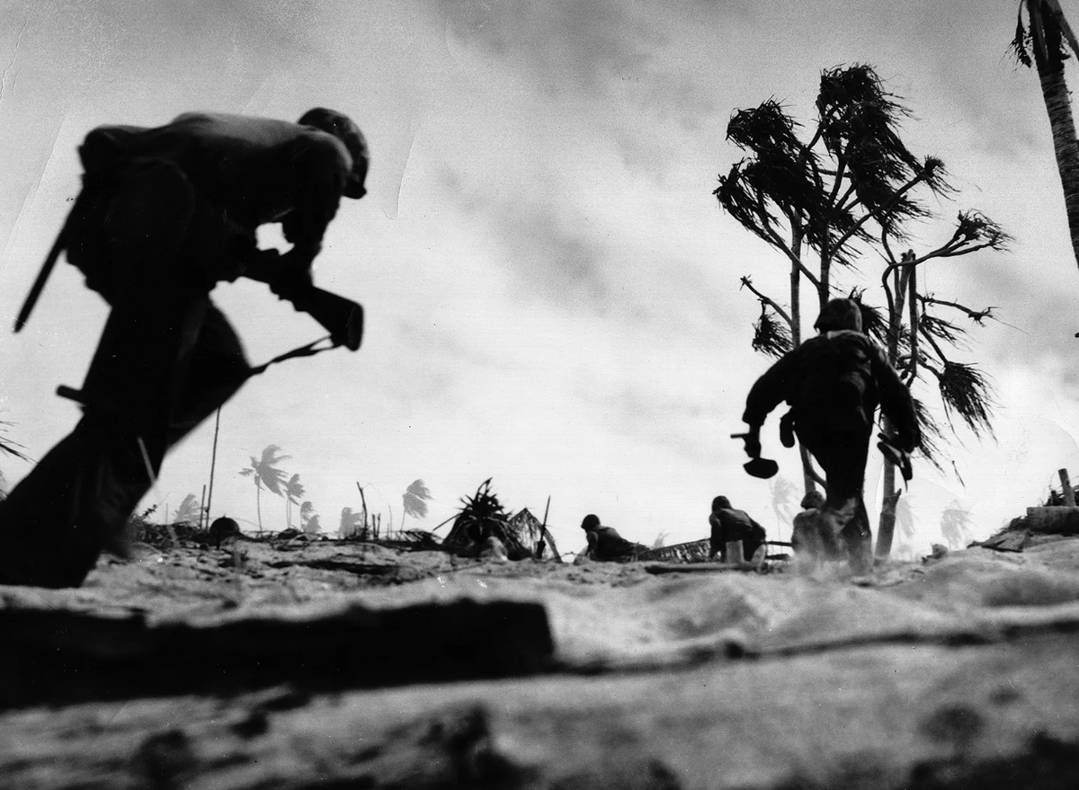 Американские войска наступают на Тараву, острова Гилберта, в 1943 году, во время Второй мировой войны.