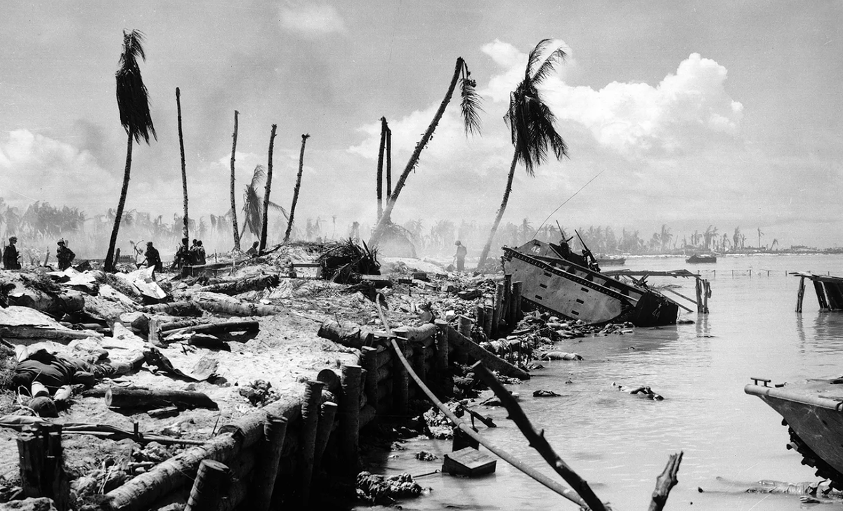 Последствия кровавого вторжения американских морских пехотинцев на Тараву в ноябре 1943 года.