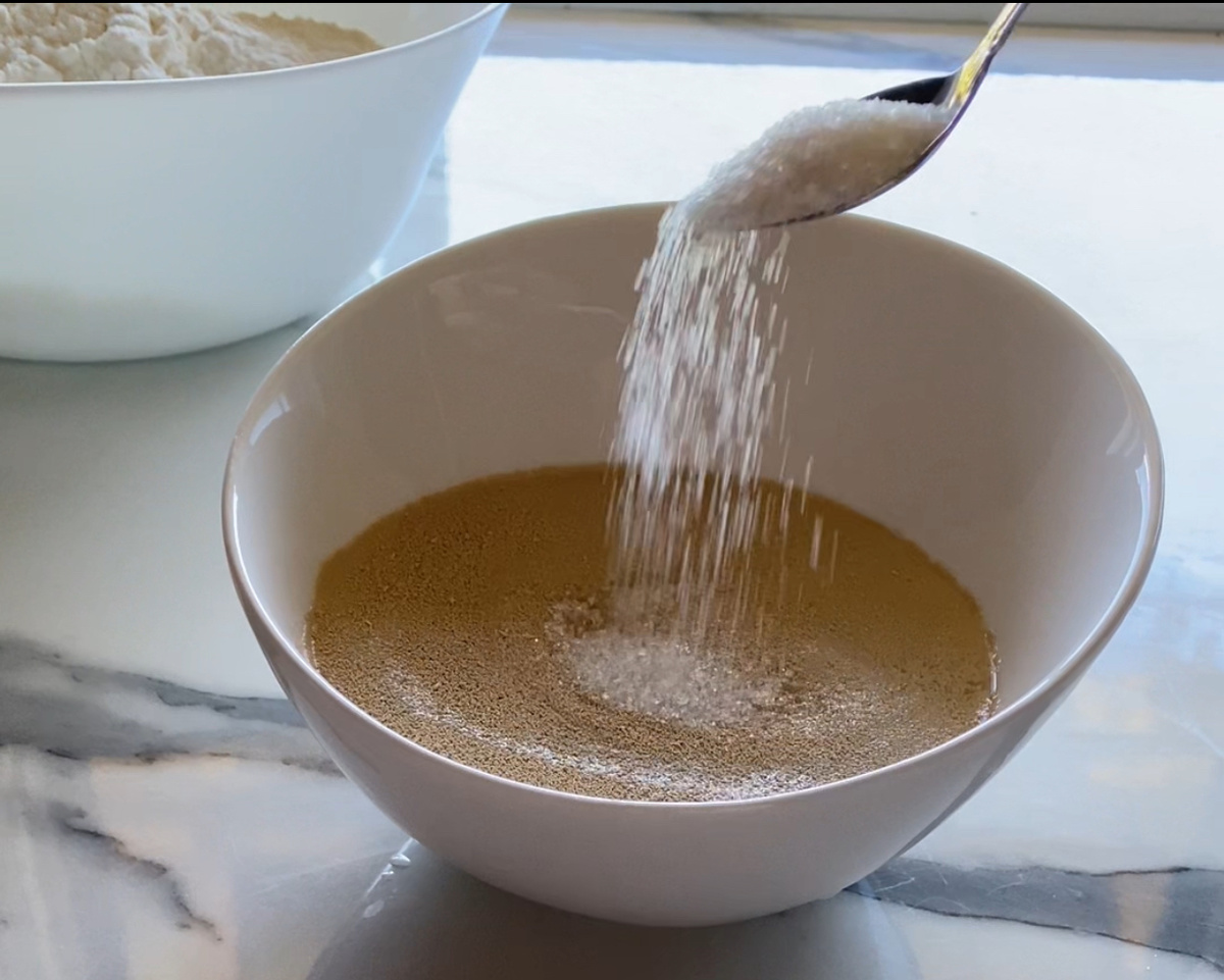 Смешать теплую воду, дрожжи, сахар. 