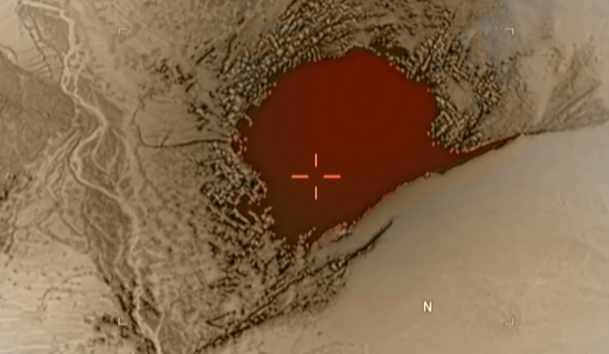 “Мать всех бомб” (МОАВ), поражающая комплекс ISKP Раскрашенный кадр с аэрофотосъемки авиабомбы GBU-43 / B Massive Ordnance Air Blast (MOAB), в просторечии известной как “Мать всех бомб”, поражающей систему пещер и туннелей ISKP (ISIS-K) в провинции Нангархар, Афганистан, 13 апреля 2017 г. 