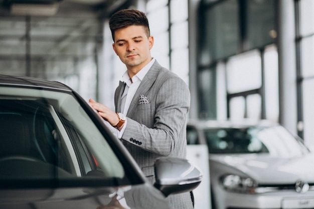 Фото заимствовано - https://ru.freepik.com/premium-photo/salesperson-in-car-showroom-holding-documents_32896250.htm