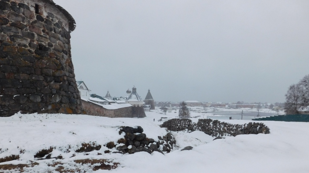 Вид на Крепостной ров, Бухту Благополучия и Соловецкий монастырь (06.05.2025) 