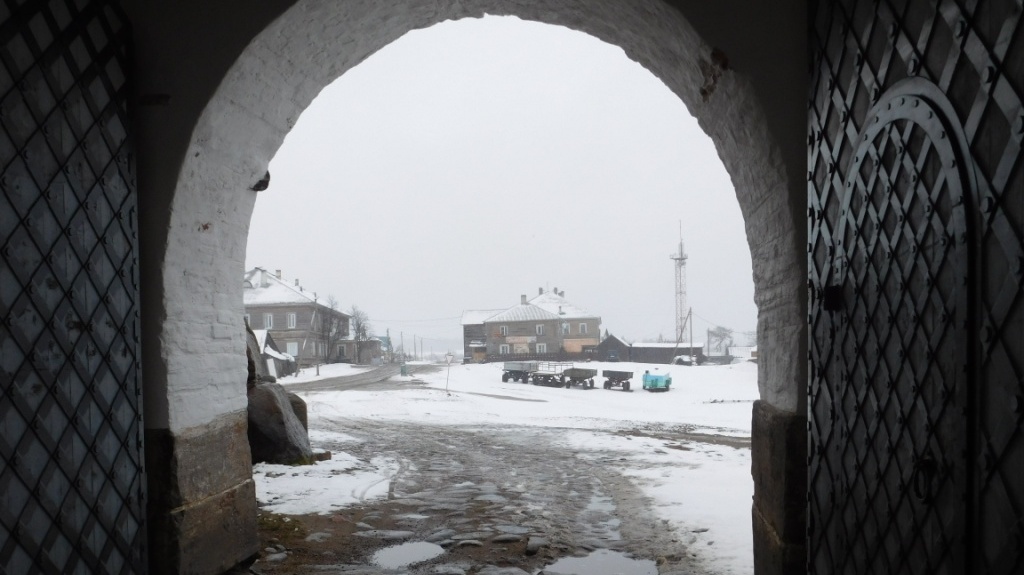 Вид на заснеженную уоицу Сивко из Никольских ворот (06.05.2025)