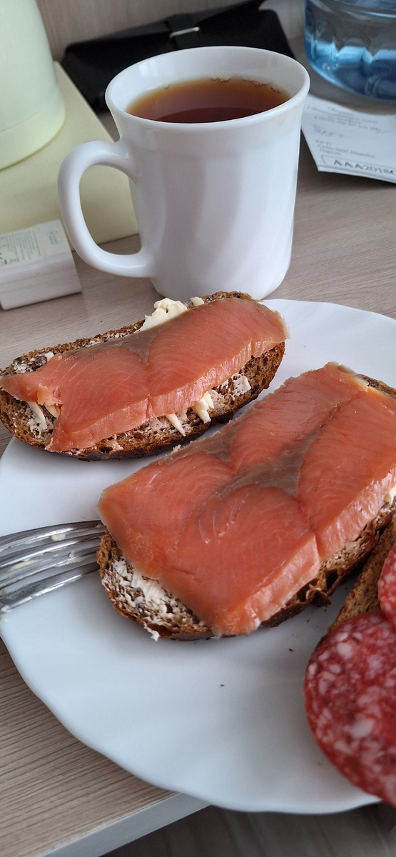 Пробую покупки в гостинице.