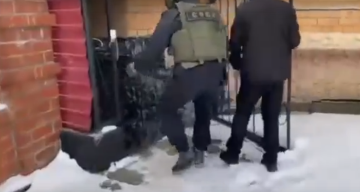 Один из моментов штурма подпольного казино / Скриншот видео УФСБ России по Амурской области