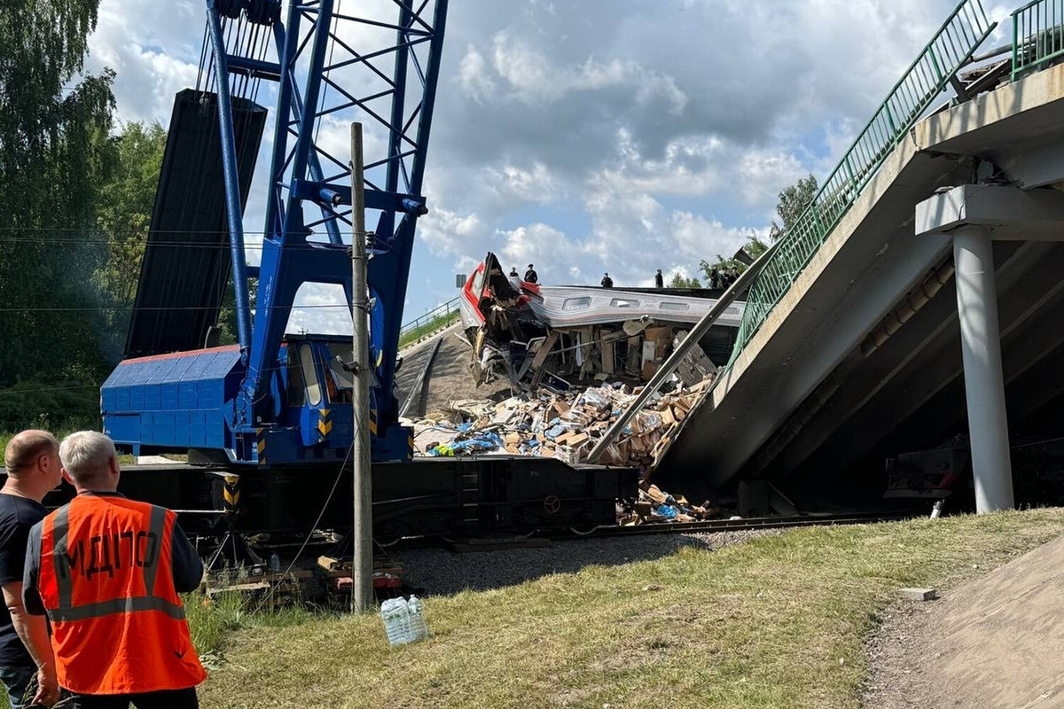 Спасательные работы на месте обрушения моста на пассажирский поезд в Брянской области, 1 июня 2025 года   