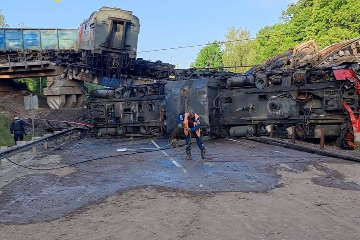 На месте обрушения моста с грузовым поездом на автодорогу в Курской области, 1 июня 2025 года    📷