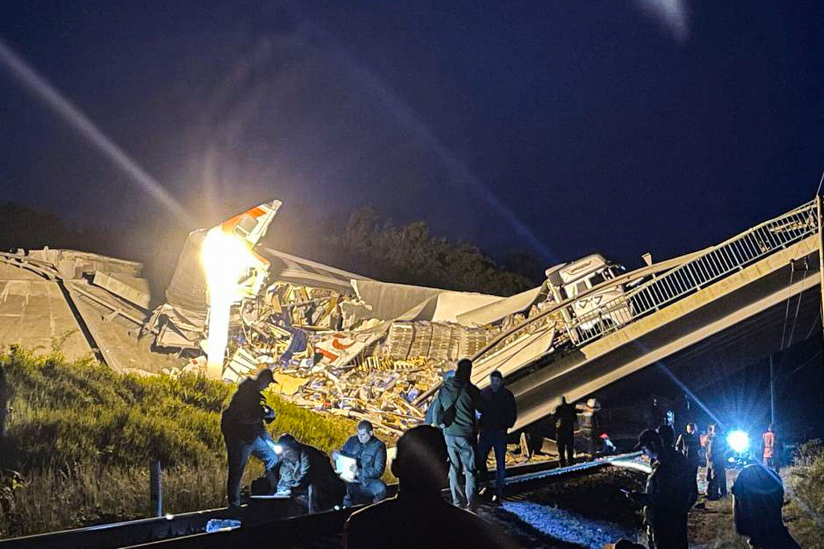 На месте обрушения моста на пассажирский поезд в Брянской области, 1 июня 2025 года    📷