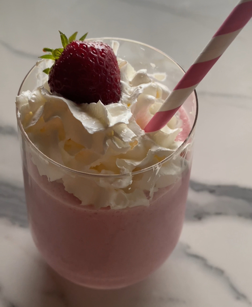 Молочный коктейль с клубникой.