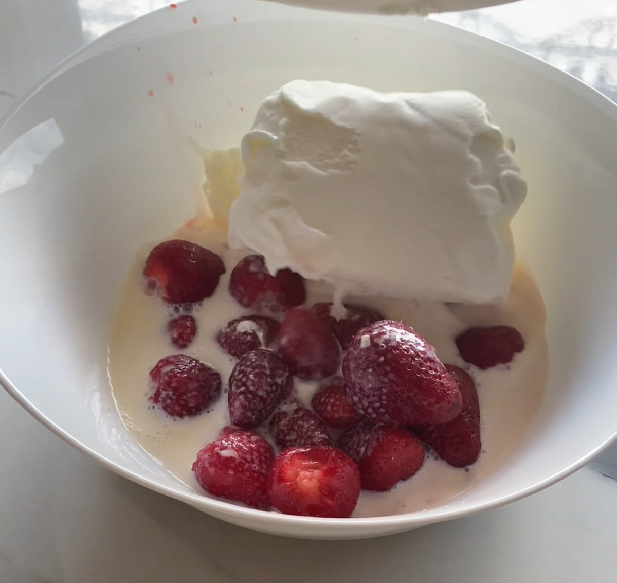 Клубнику, молоко, мороженое взбить блендером до однородности.