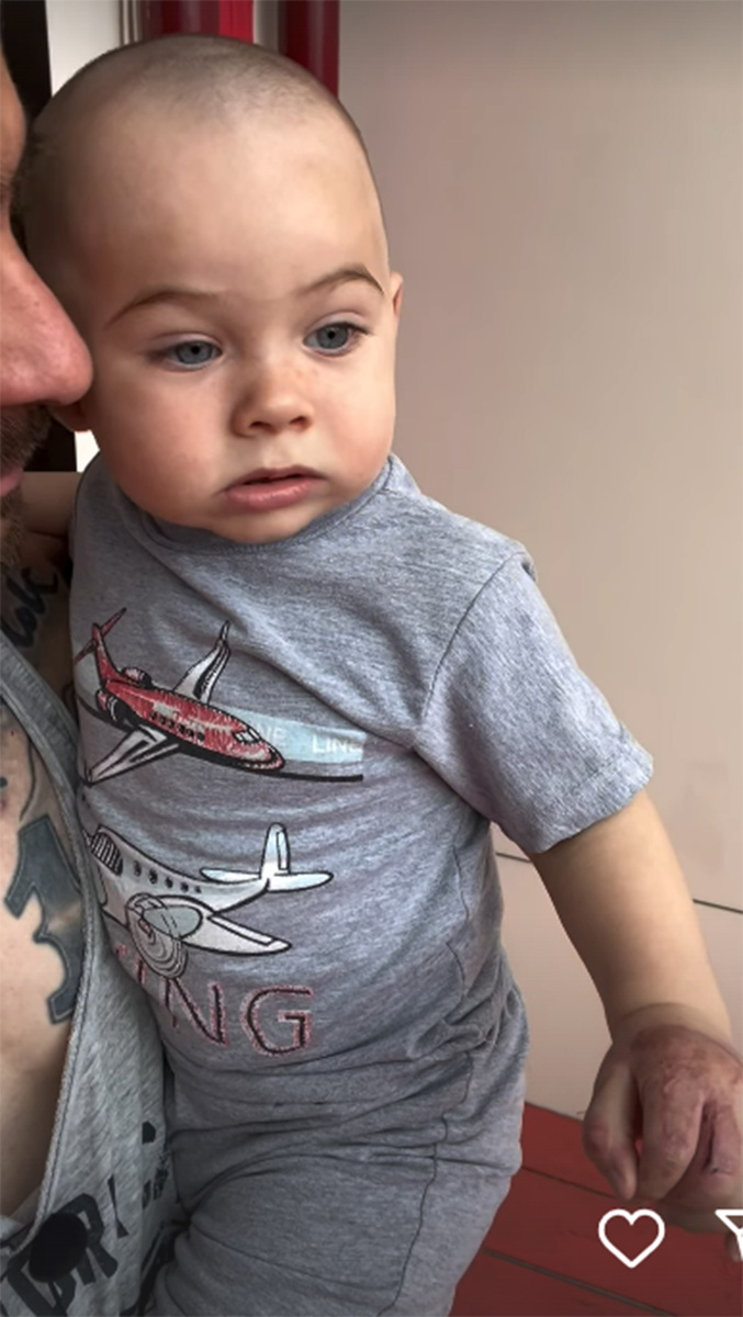 Салибеков показал крупным планом руку сына. Фото: соцсети Тиграна Салибекова