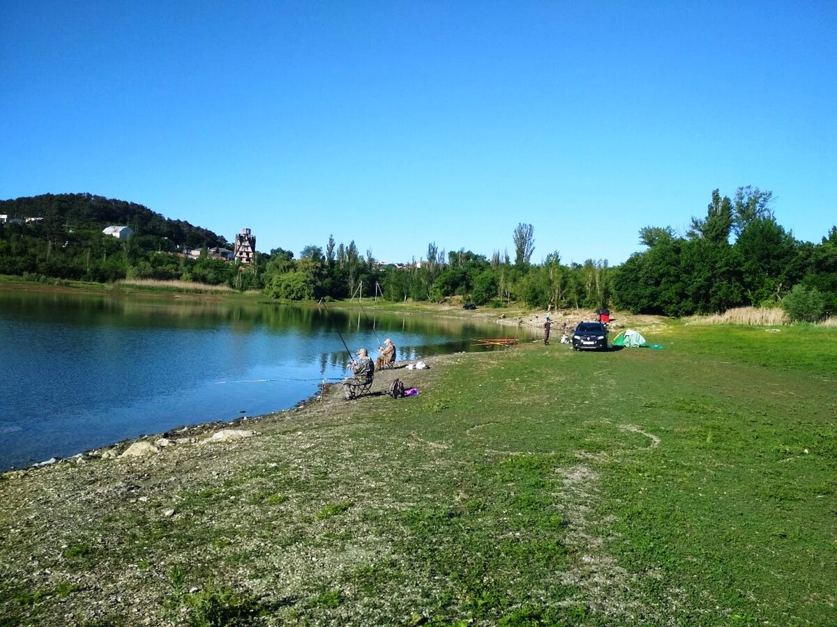 Всё чинно, благородно, две женщины помогали рыболовам..
