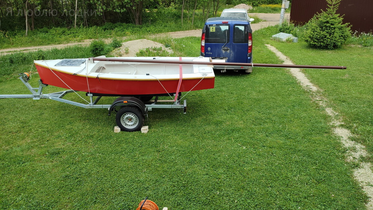 Размер мачты нас слегка шокировал - телеграфный столб. Лодка с опущенной мачтой напоминает кузнечика 