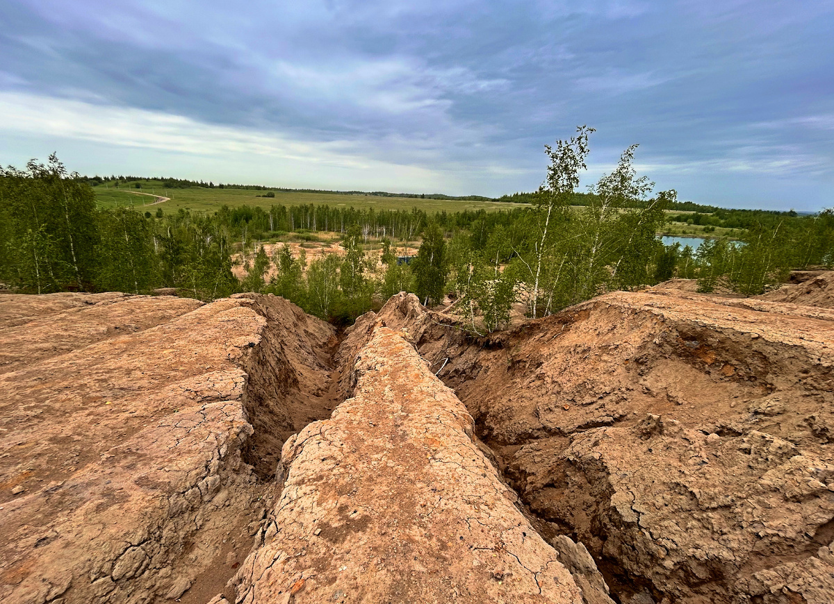 Рельефные овраги так и манили туда спуститься.