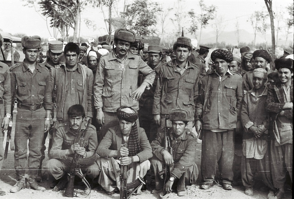 Фото сарбозов на празднике в Бала-Мургабе, октябрь, 1986 года. В центре, в ушанке, начальник местного ХАД, если не ошибаюсь - Курбан. Его, вскоре после этого, убили духи из засады...