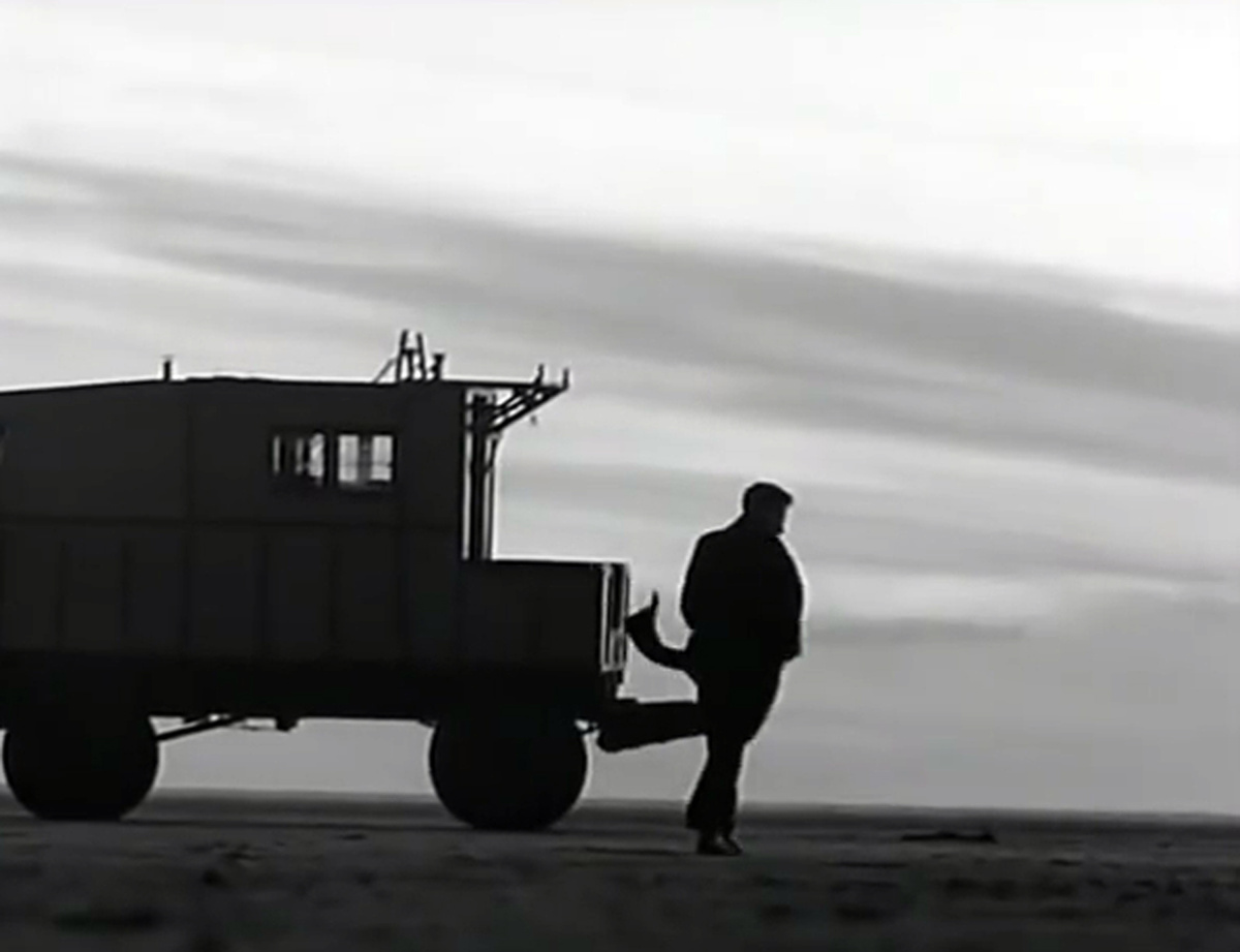 Кадр из клипа «Black: Wonderful Life» (1987)