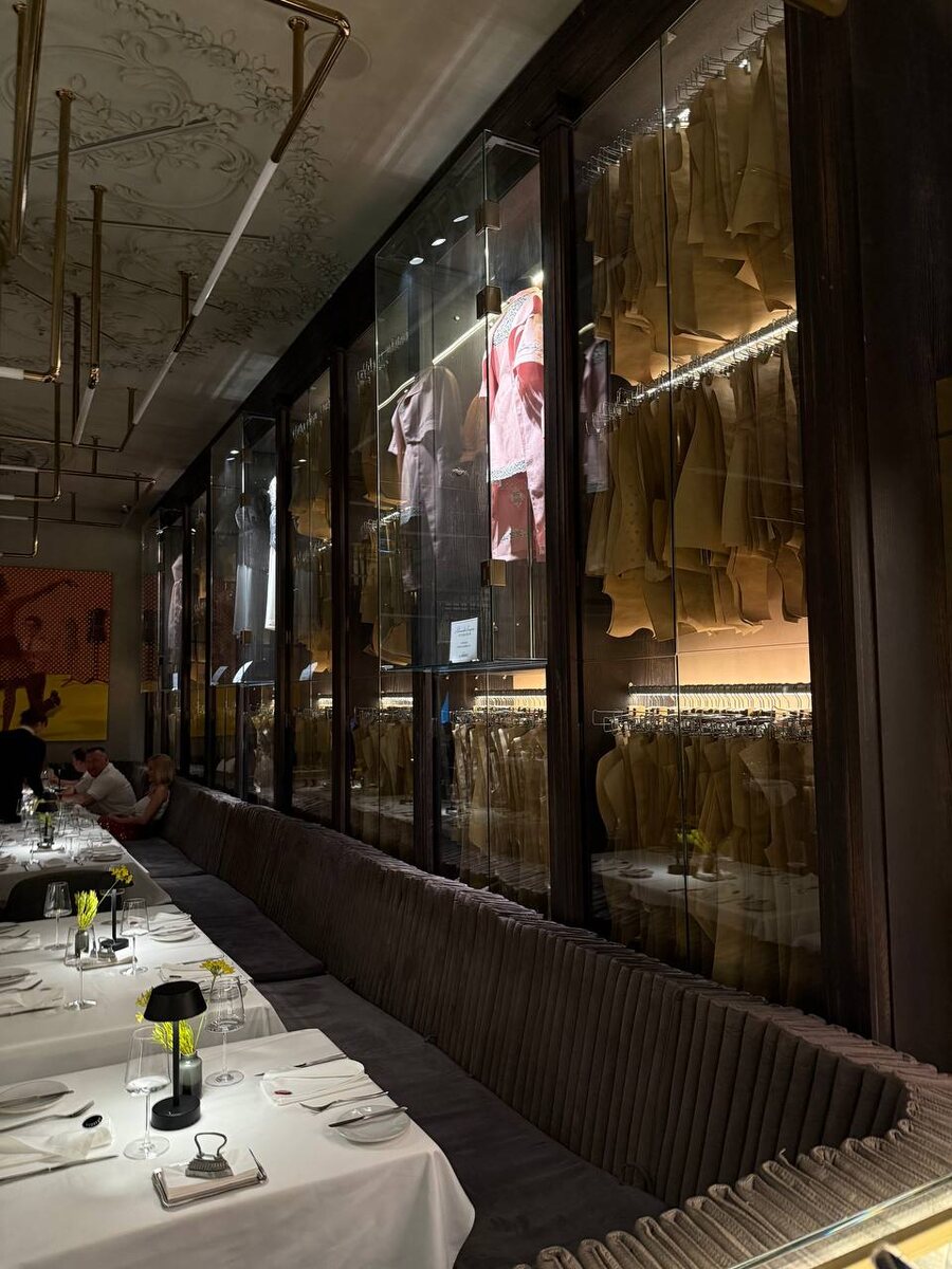 Сначала подумала хамон висит, нет, лекала