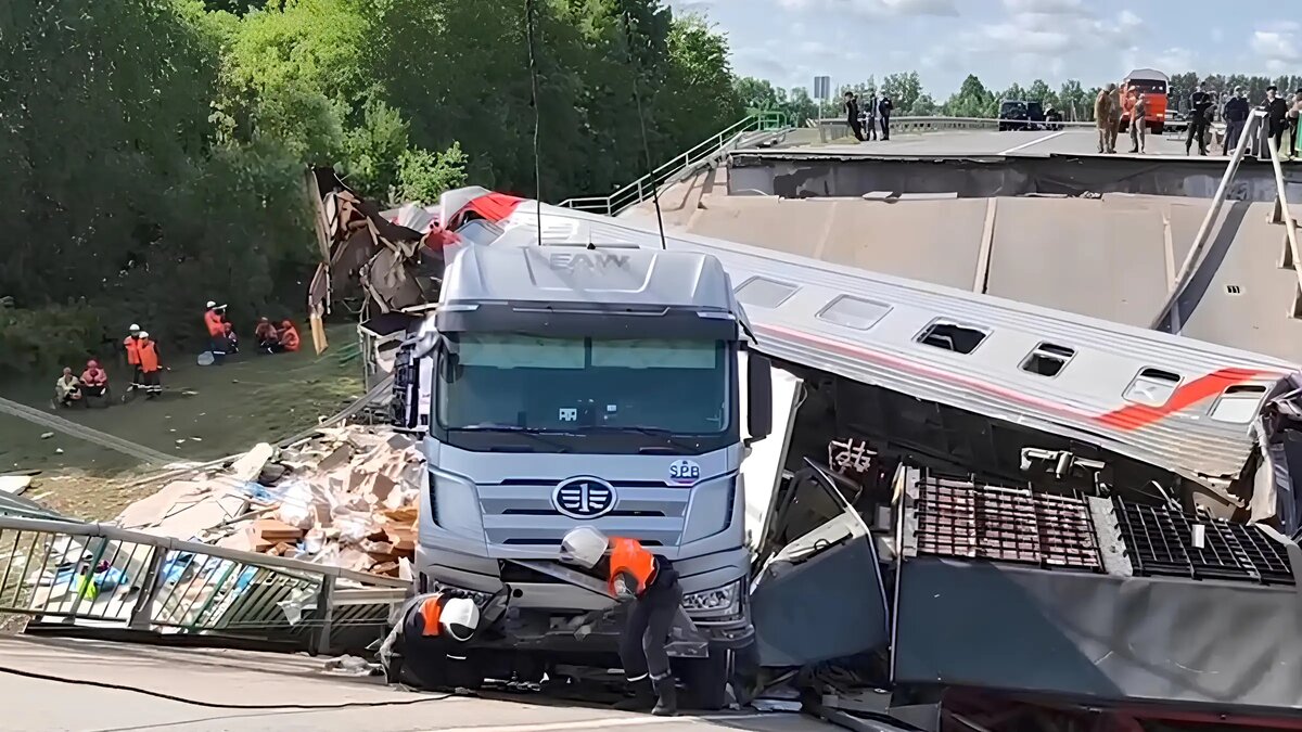    Спасатели разбирают завалы на месте обрушения моста в Брянской области. Фото: МЧС России