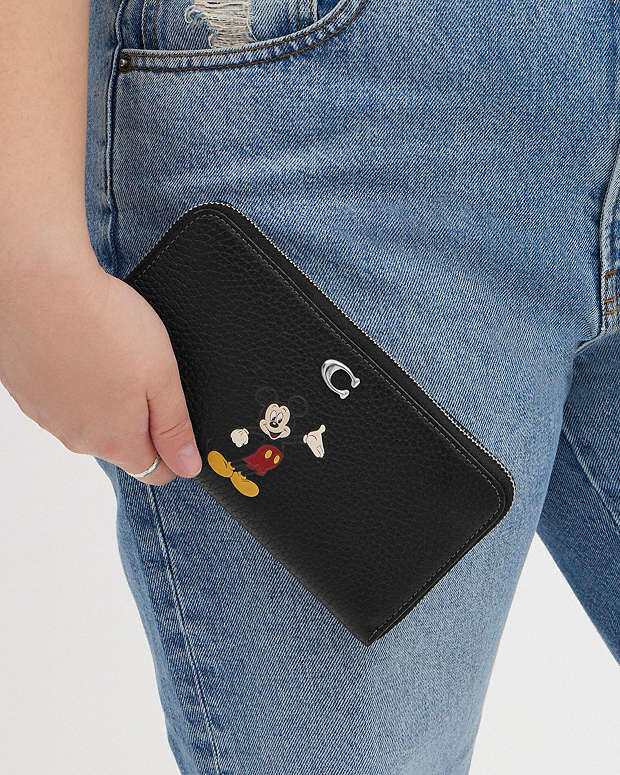 Источник: https://coach-us.vercel.app/products/disney-x-coach-essential-accordion-zip-wallet-in-regenerative-leather-with-mickey-mouse/CQ783.html?frp=CQ783+LHBLC