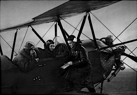 Евдокия Бершанская уточняет боевую задачу с экипажем