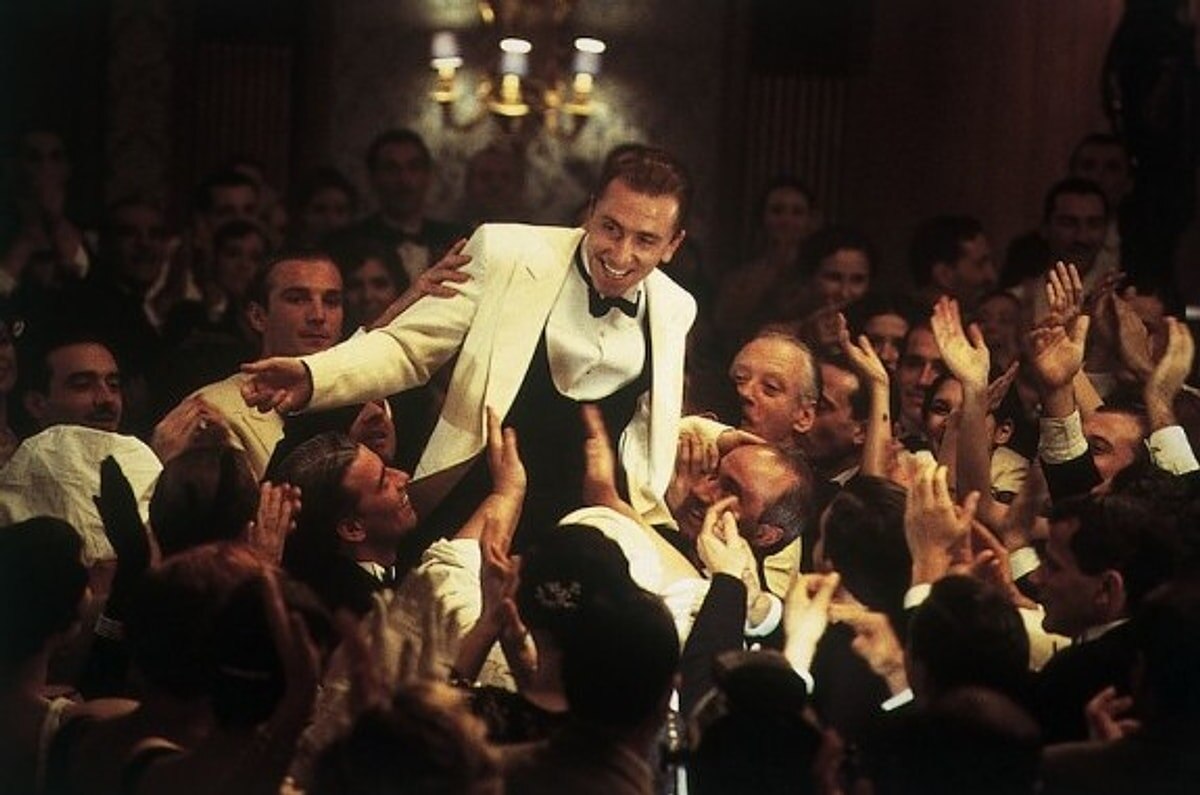 кадр из к/ф "Легенда о пианисте"