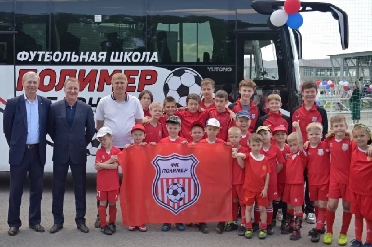    В День защиты детей футбольной школе из Барнаула подарили свой автобус