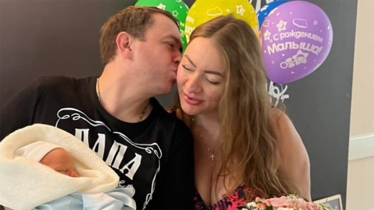 Бывший бойфренд Африкантовой с женой и ребенком. Фото: соцсети