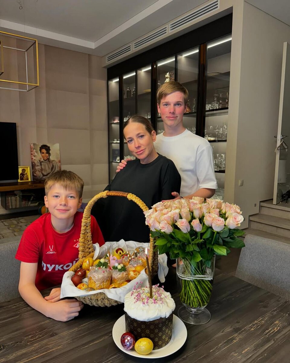   Юлия Барановская с сыновьями от Андрея Аршавина — Арсением и Артёмом. Фото: Инстаграм* @baranovskaya_tv