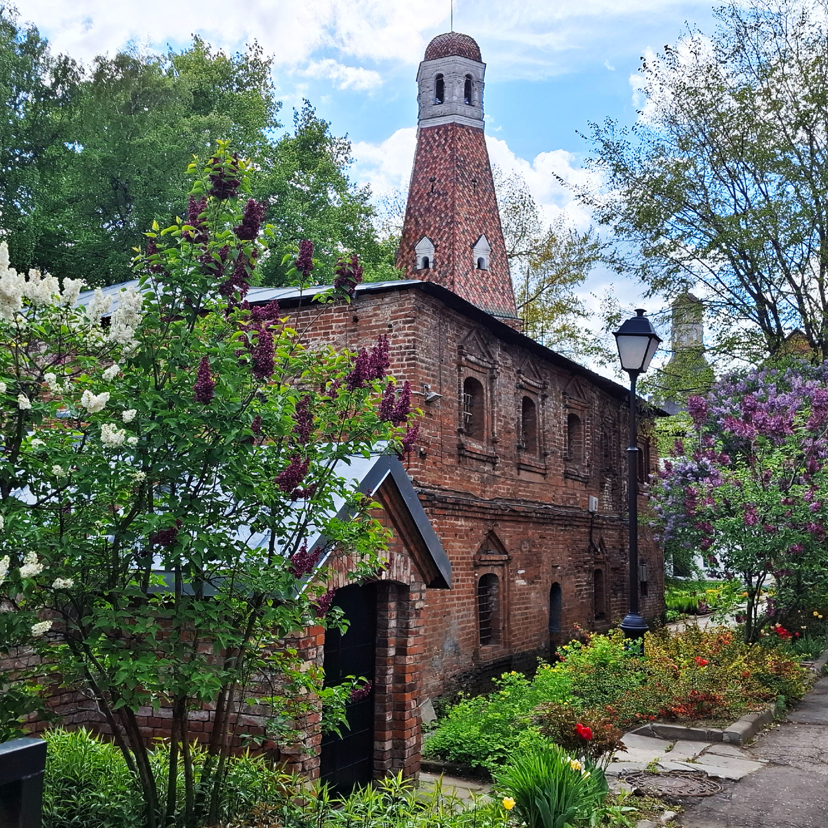 Симонов монастырь, на переднем плане Старая трапезная (Келарский корпус). Фото автора.