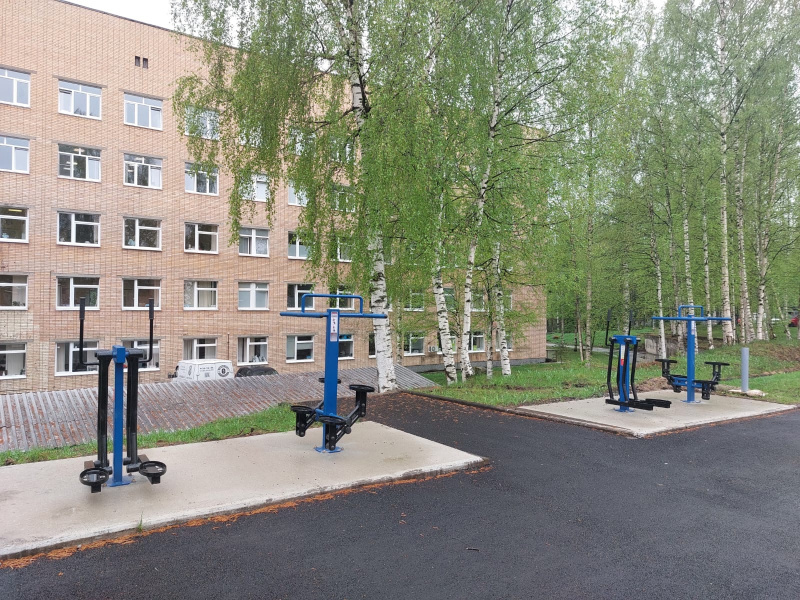    Бизнесмен Вадим Маркелов подарил больнице Петрозаводска уличные тренажерыРеспубликанская больница им.В.А.Баранова