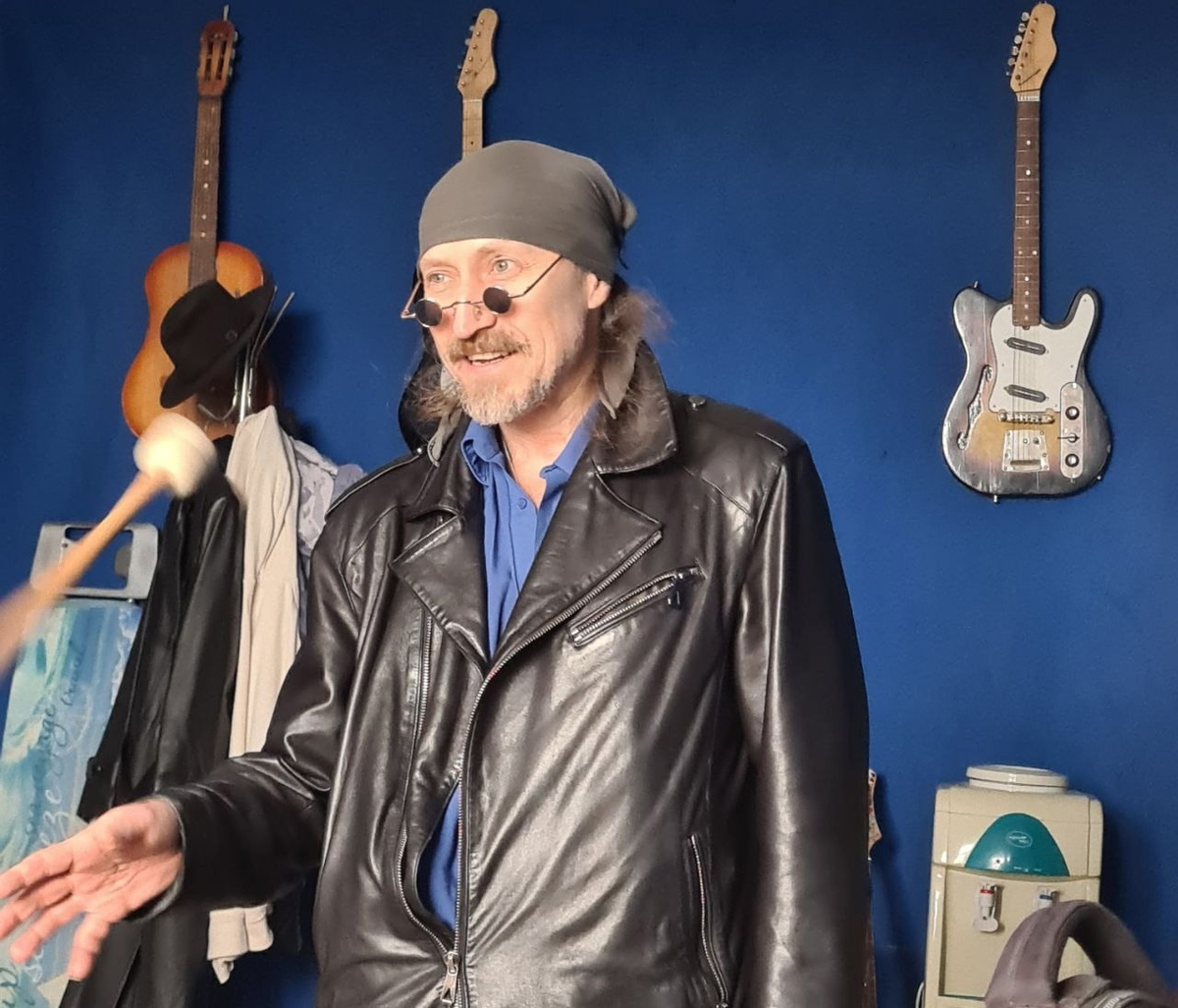 Александр Андрюшкин.  ДК "Железнодорожник". Тюмень, май 2025. В этом ДК Андрюшкин и Лукич записывали альбом "Мария" в июне 2003 года. Фото из группы ВКонтакте "МАШБЮРО: сибирское сообщество рок-н-ролла" 