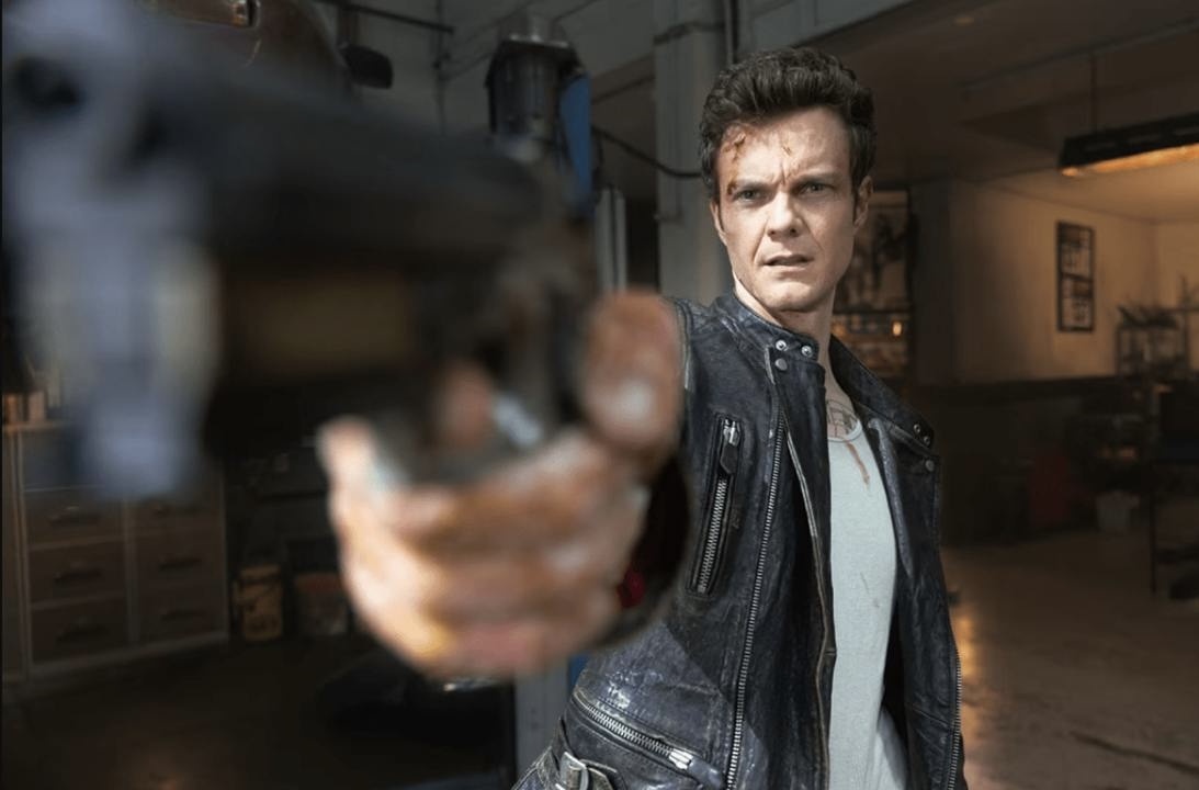 Кадр х/ф Новокаин 2025 года, режиссеров: Дэн Берк, Роберт Олсен, в гл роли. Джек Куэйд. Источник: google\картинки.