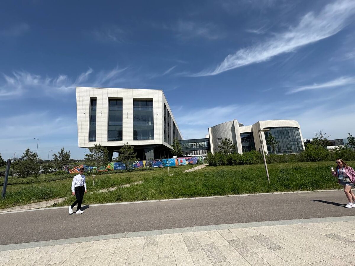 Одно из достраивающихся зданий инновационного центра Сколково