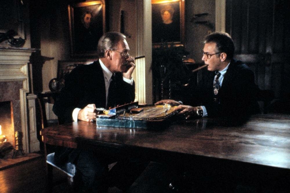 Гонт продаёт Китону ту самую игру, кадр из фильма 1993 года.