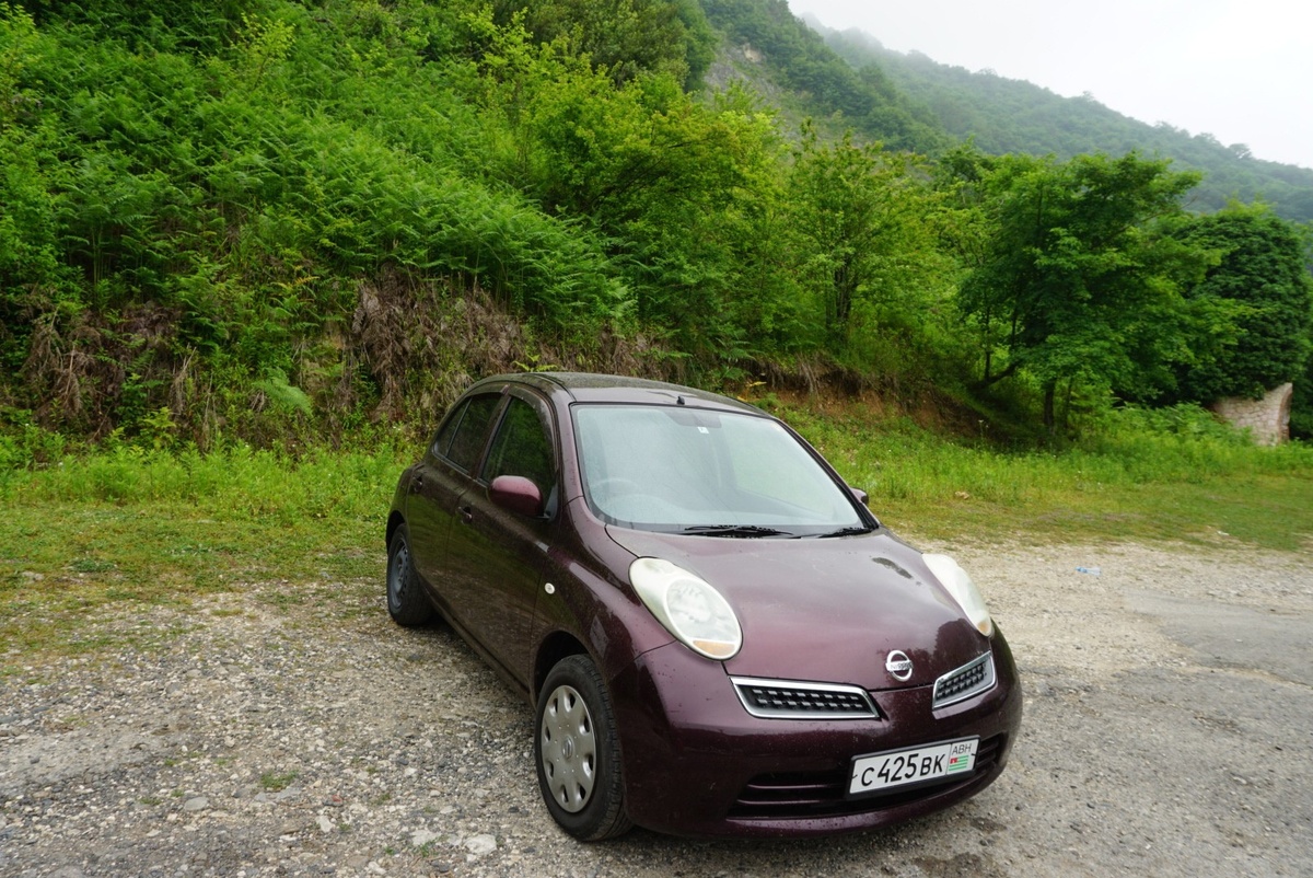 наш Nissan в горах Восточной Абхазии