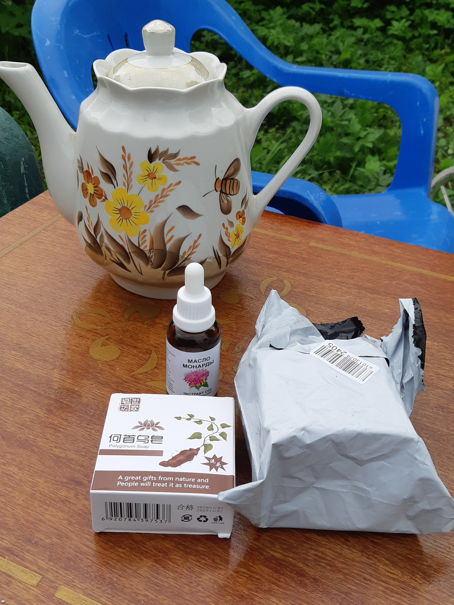 Разбираю покупки на даче.