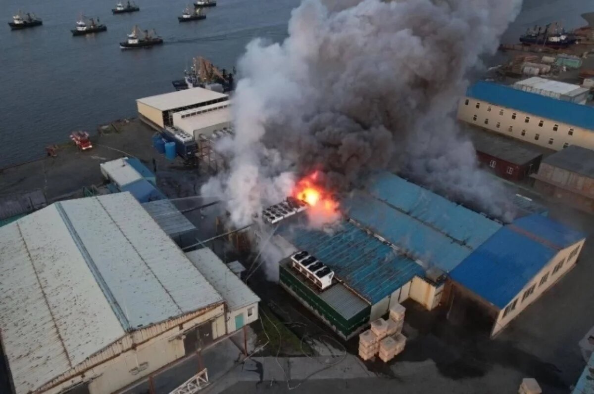    Крупный пожар произошёл на рыбокомбинате «Октябрьский» на Камчатке