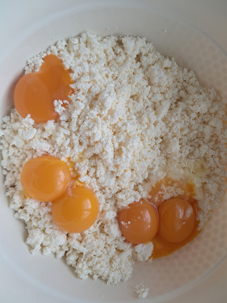 Берем только желтки.