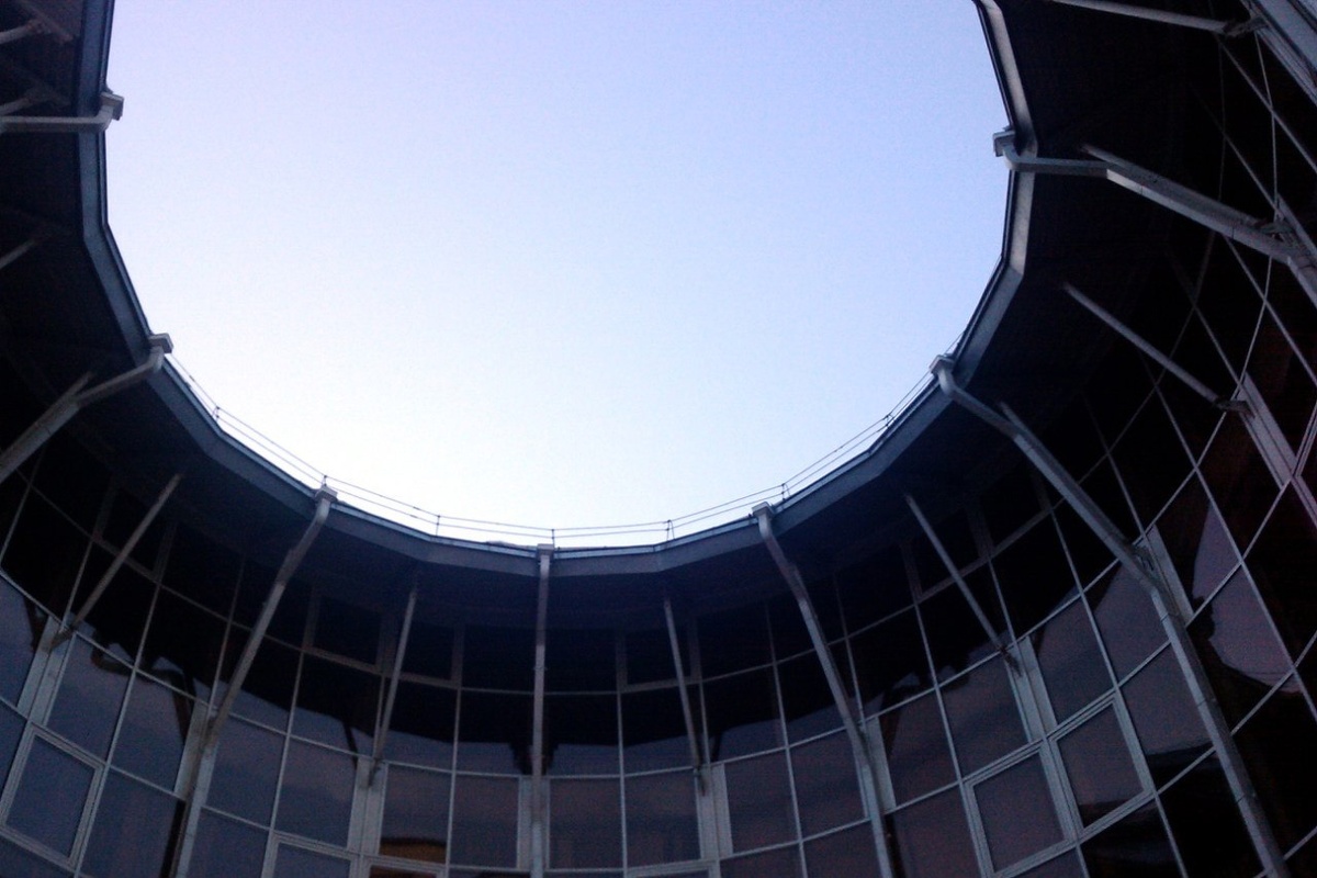 во дворе Байкальского университета; листать вправо