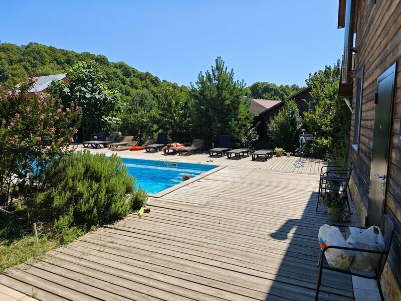 В летний сезон на базе работают открытый бассейн с подогревом и зона отдыха с шезлонгами. Фото: «Лесная Поляна» / Яндекс Путешествия