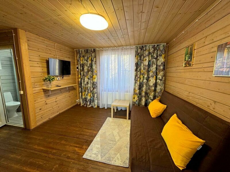 В домах сдержанный интерьер в экостиле, но есть всё необходимое для комфортного отдыха. Фото: «Лесная Поляна» / Яндекс Путешествия