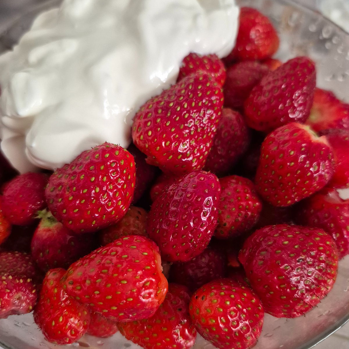 завтрак = клубника +сметана